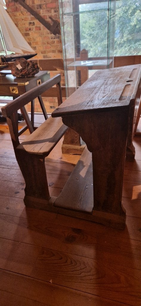 Bureau d'écolier ancien, Enlèvement