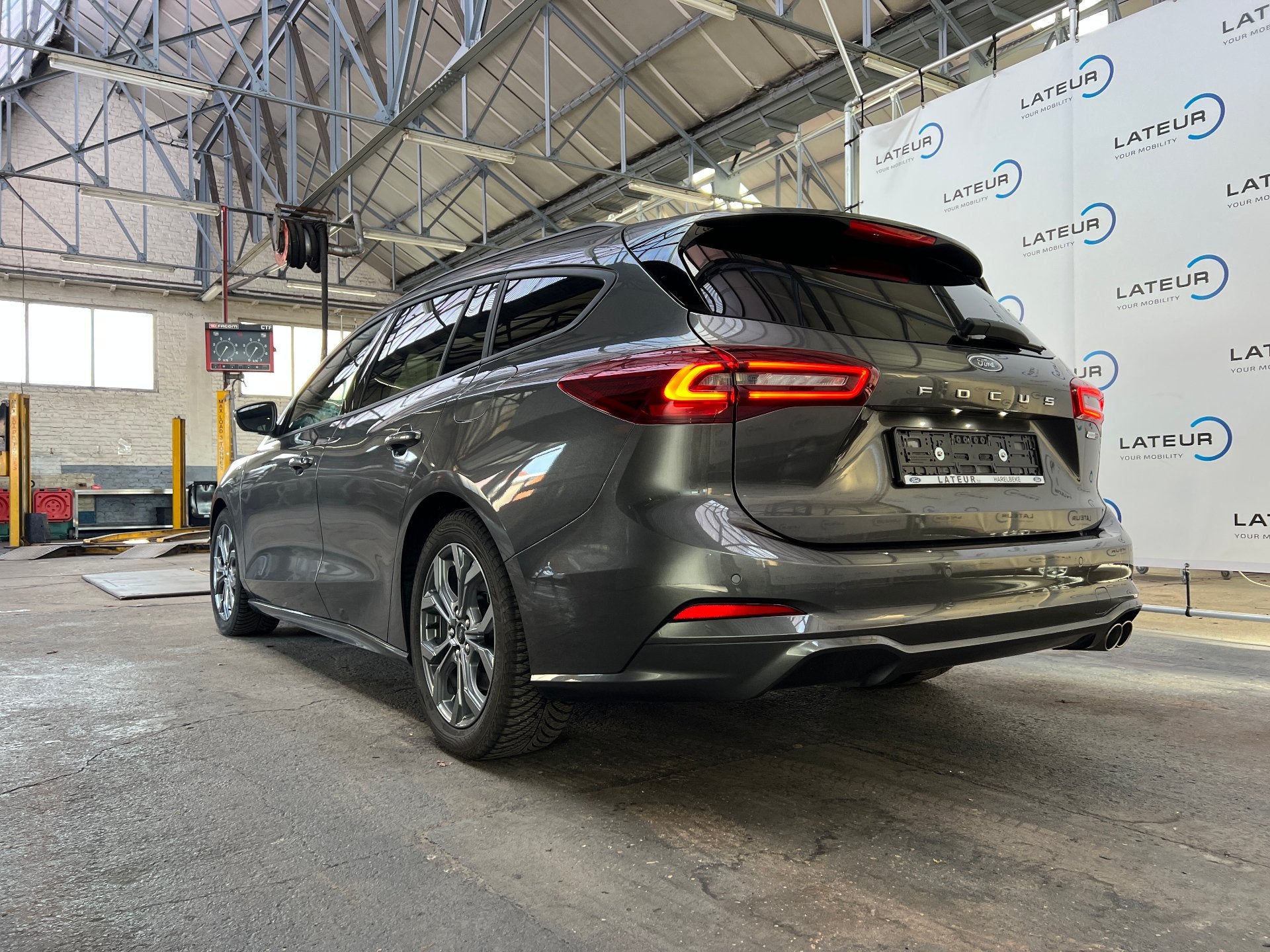 Ford Focus Clipper ST-Line X 1.0i EcoBoost mHEV 155pk automa, 1349 kg, Gebruikt, Euro 6, Overige kleuren