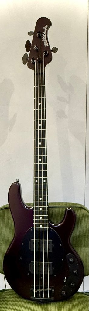 Music Man Stingray 4 HH Stealth Crimson, Muziek en Instrumenten, Snaarinstrumenten | Gitaren | Bas, Ophalen, Zo goed als nieuw