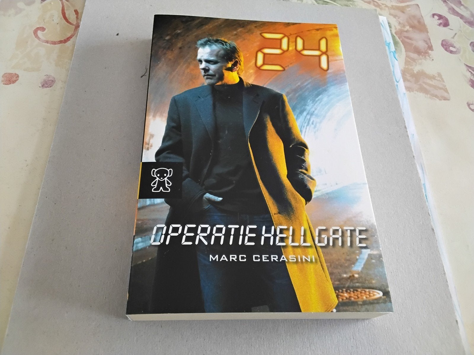 2 Goede en Spannende Paperbacks, Boeken, Film, Tv en Media, Ophalen, Nieuw, Tv-serie