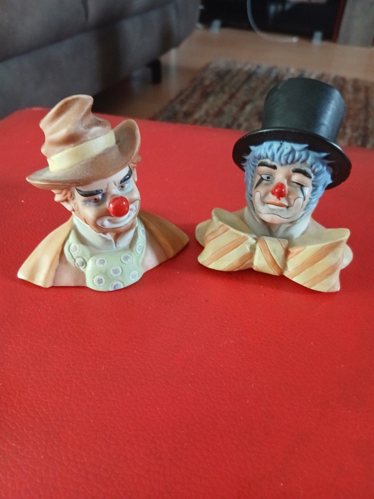 Angry clowns, Ophalen