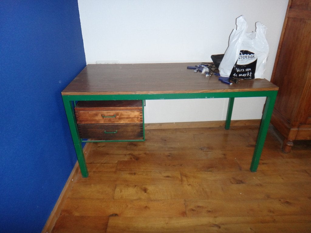 T.K. 2 stevige bureaus metaal met houten blad. 141x72x72cm, Ophalen, Hout, Schoolbureau, 141 cm