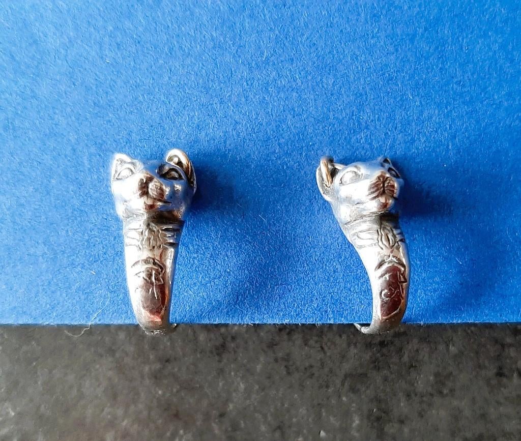 Te koop: Nieuw!! Leuke zilveren Sphynx Cat oorbelletjes, Ophalen, Nieuw, Knopjes of Stekers, Zilver
