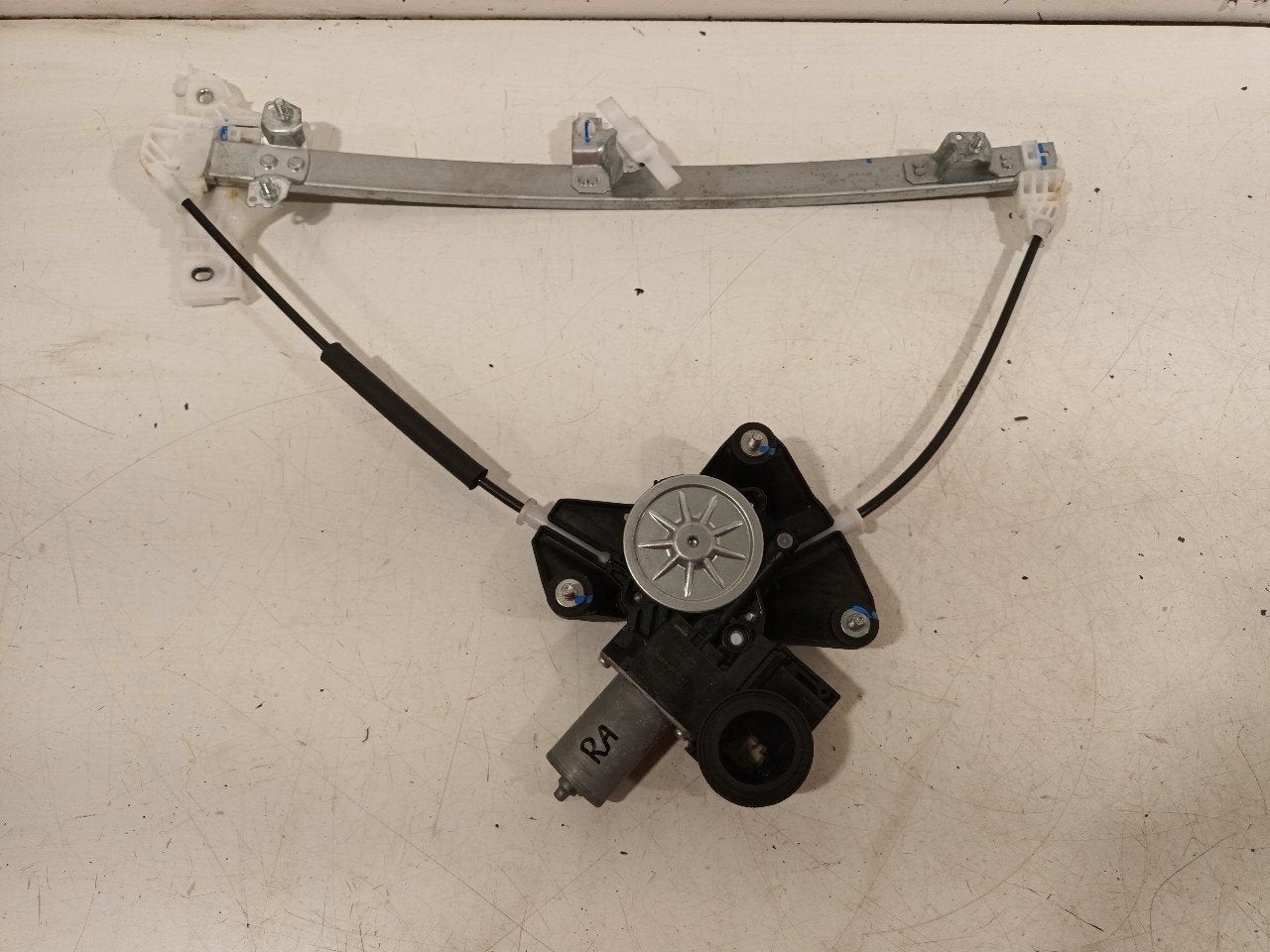 Raammechaniek elektrisch rechts achter Toyota Yaris, Onderdelen@venauto.nl, Van der Ven Autorecycling B.V., Gebruikt, Ettenseweg 76, 4706 PB Roosendaal, The Netherlands