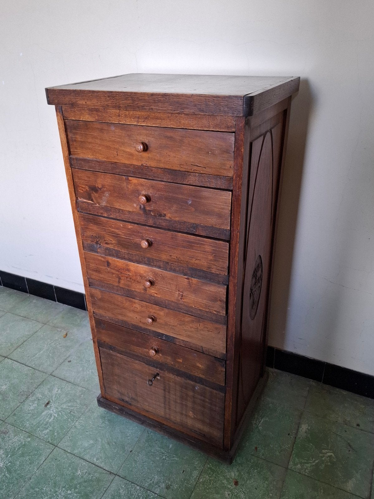 Ancien meuble de rangement, Enlèvement