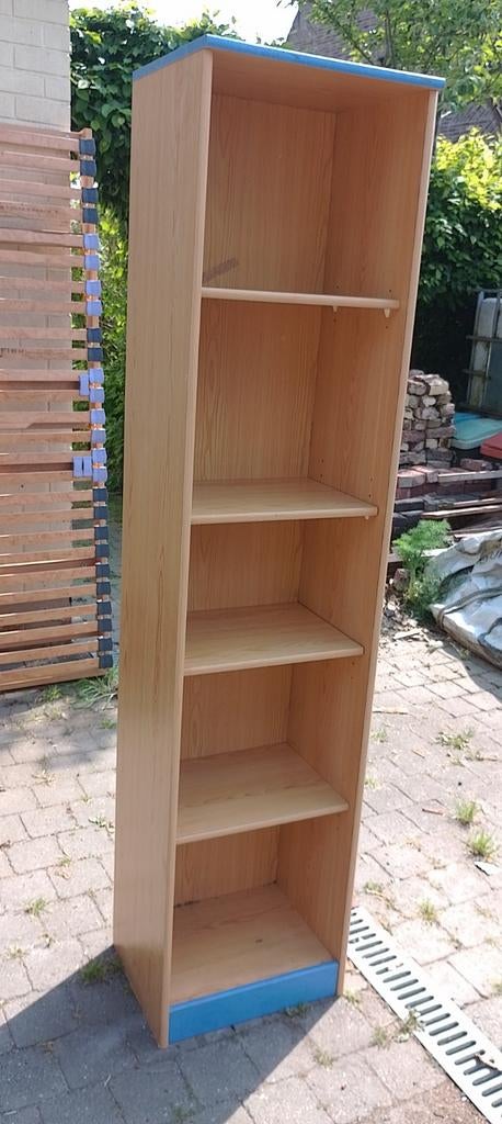 Smalle, hoge boekenkast, gereserveerd tot woensdag, Ophalen
