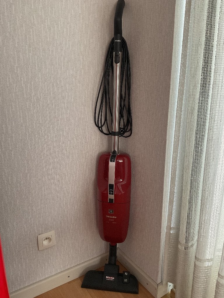 Miele steelstofzuiger bordeaux., Zo goed als nieuw, Miele, Geschikt voor harde vloeren, Ophalen