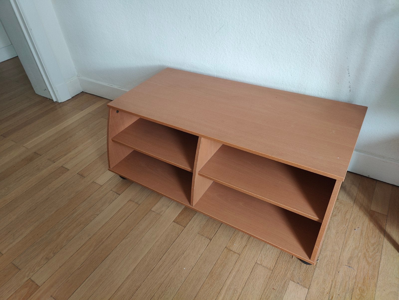 Gratis tv-kast op rollen uit hout in goede conditie, Huis en Inrichting, Kasten |Televisiemeubels, Ophalen, 50 tot 100 cm, Zo goed als nieuw