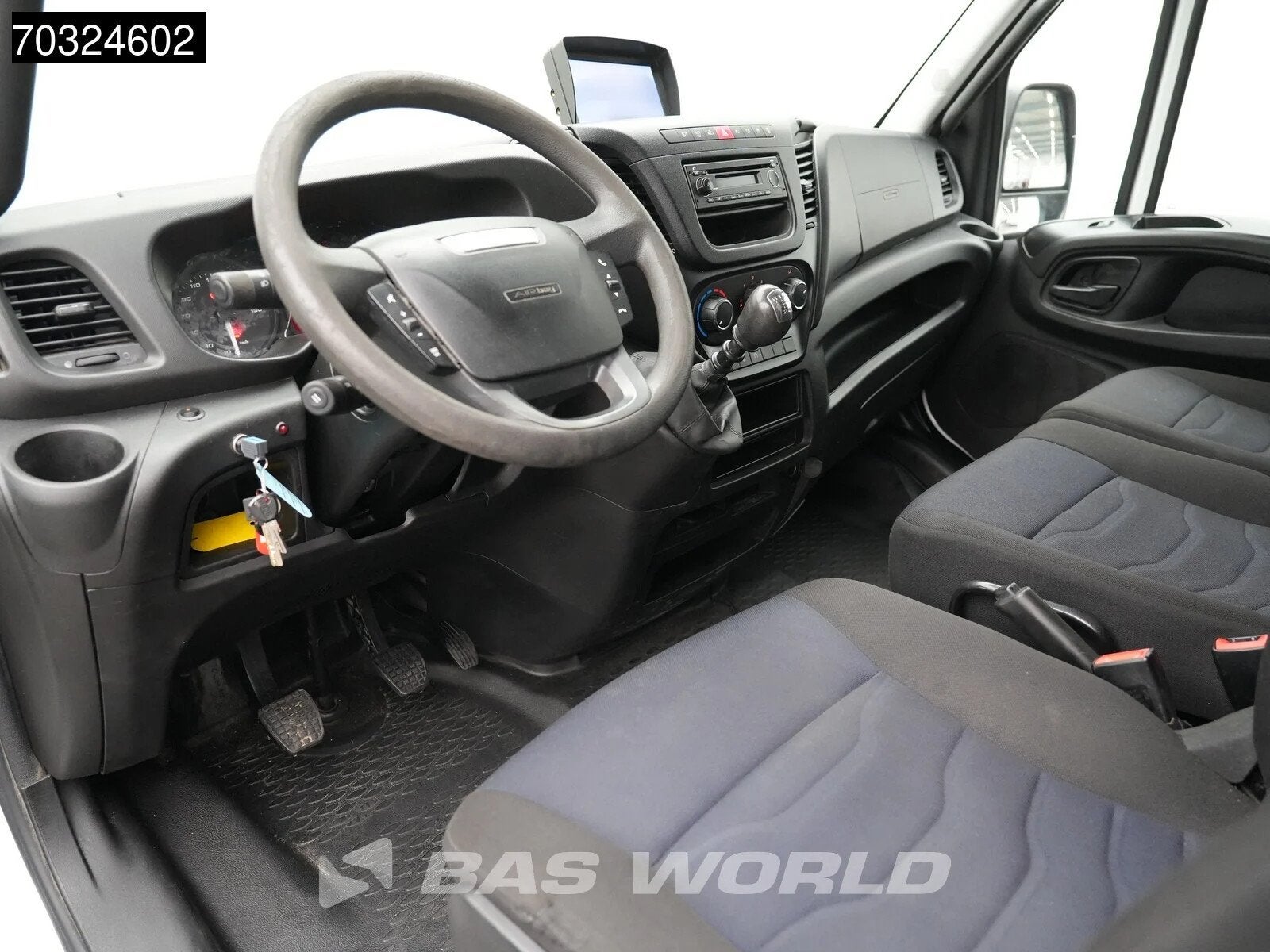 Iveco Daily 35C14 Euro6 L2H2 Dubbellucht 3.5t trekhaak Camer, Auto's, Bestelwagens en Lichte vracht, Stof, Gebruikt, Euro 6, Iveco
