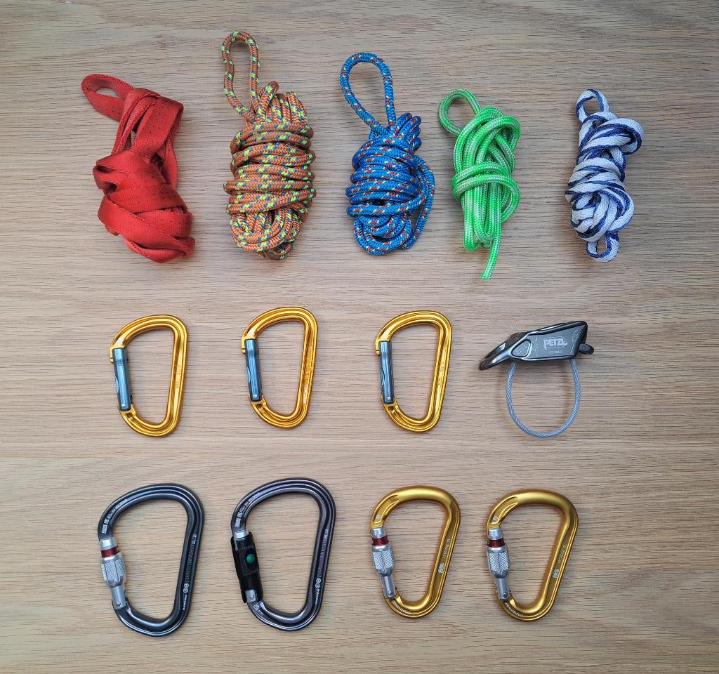 Klimset - karabiners-afdaaltoestel-prusiktouwen-bandlussen, Enlèvement, Comme neuf