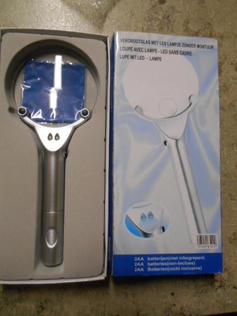 Nieuw vergrootglas met Led lamp, Hobby en Vrije tijd, Vergrootglazen, Loepen en Loeplampen, Ophalen of Verzenden, Nieuw