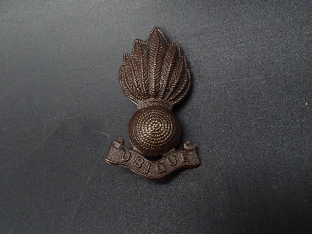 Britse Artillery cap badge wo2, Ophalen of Verzenden, Landmacht, Embleem of Badge