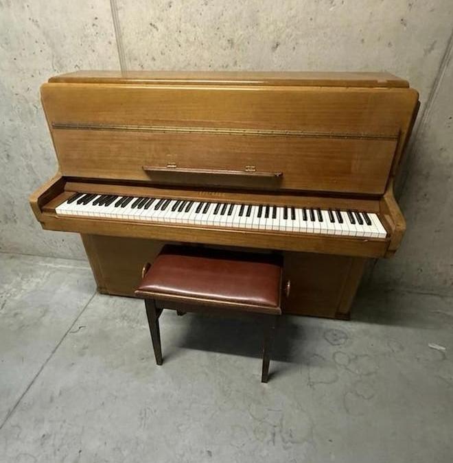Piano droit britannique KNIGHT (Vintage)+Banquette réglable, Enlèvement, Utilisé, Autres couleurs, Piano