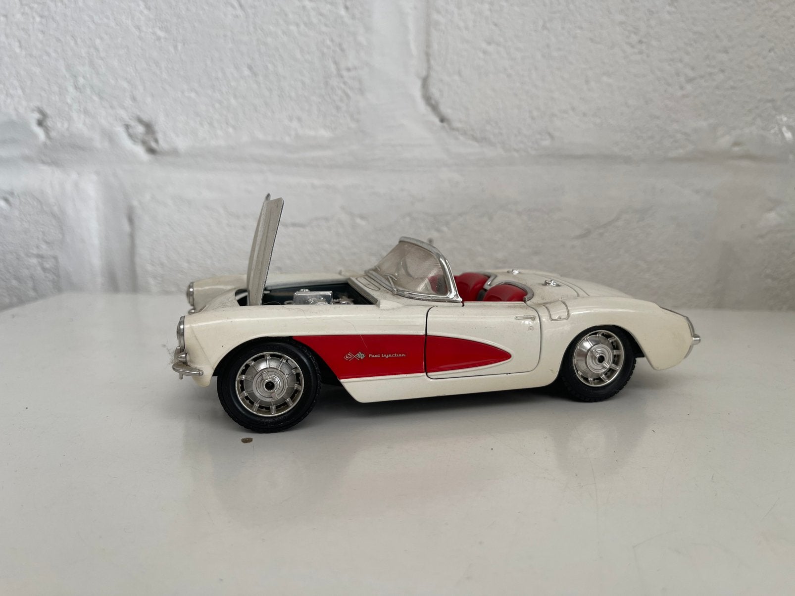 Bburago 1:18 Chevrolet Corvette C1 (1957) – Wit/Rood, Ophalen of Verzenden, Zo goed als nieuw