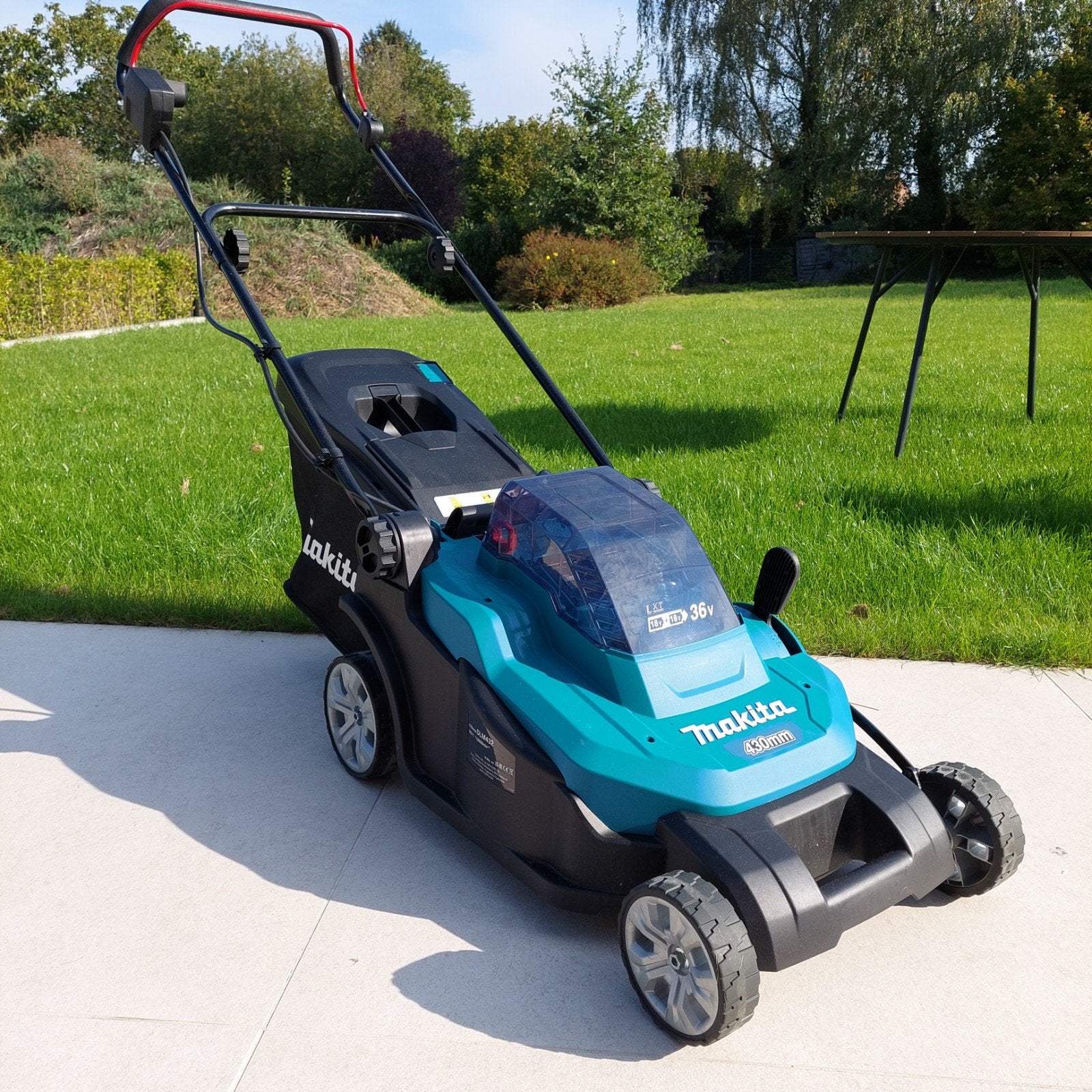 Makita DLM432 + 2 accu's + oplader, Ophalen, Cirkelmaaier, Accu-grasmaaier, Zo goed als nieuw