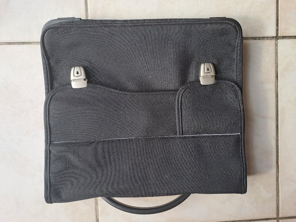 Laptoptas, Computers en Software, Laptoptassen, 17 inch of meer, Aktetas, Ophalen of Verzenden, Zo goed als nieuw