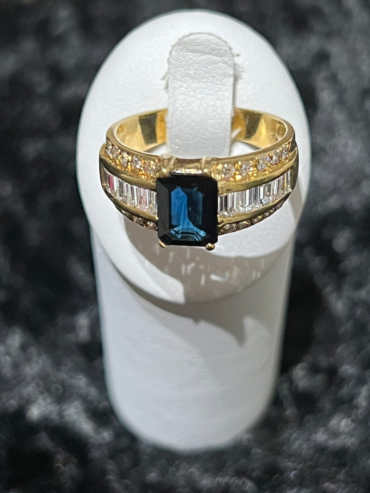 Gouden ring 18 kr donkere blouwe saffier, Ophalen of Verzenden