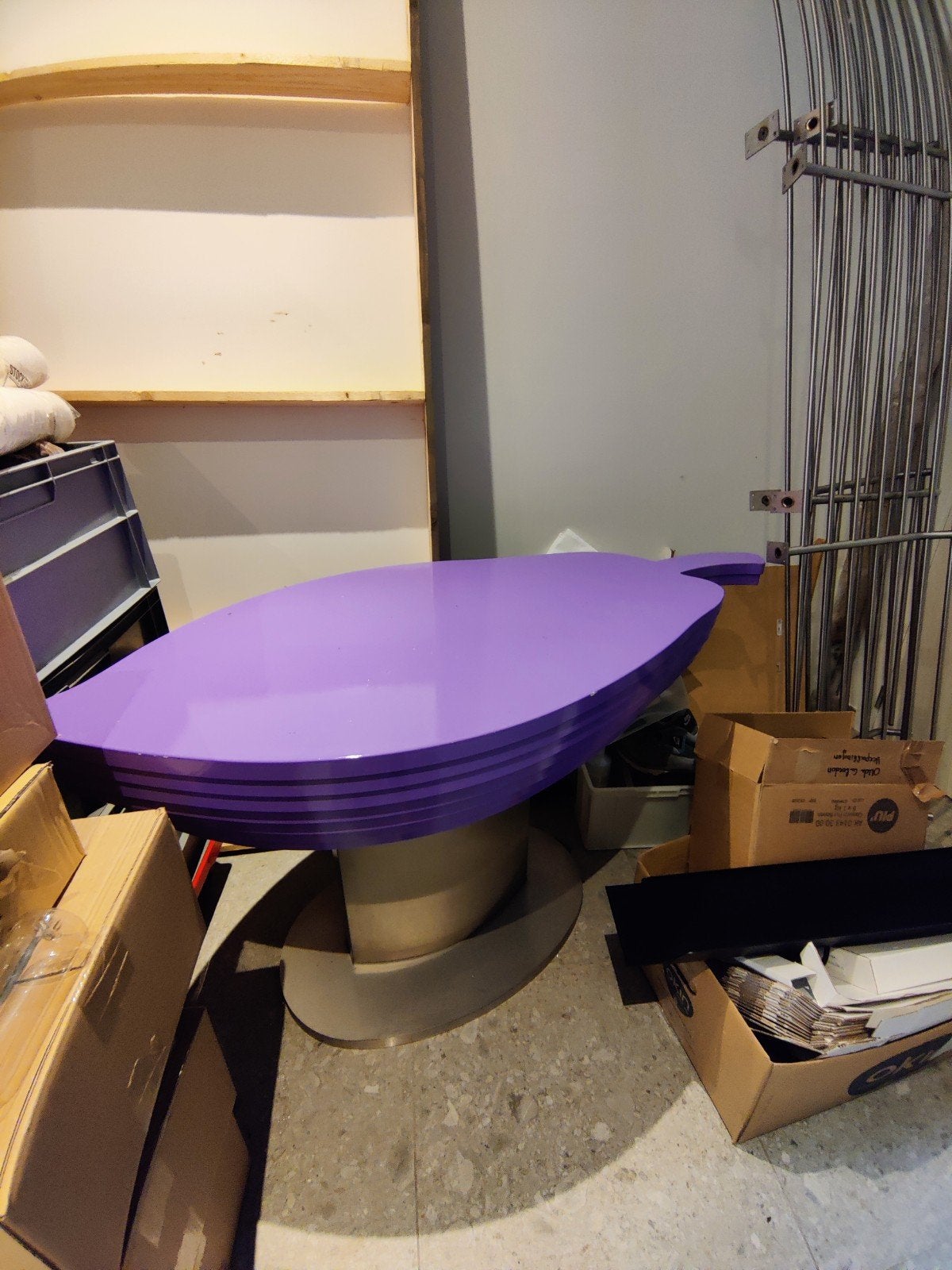 Mooie, stevige en zware paarse tafel, Ophalen
