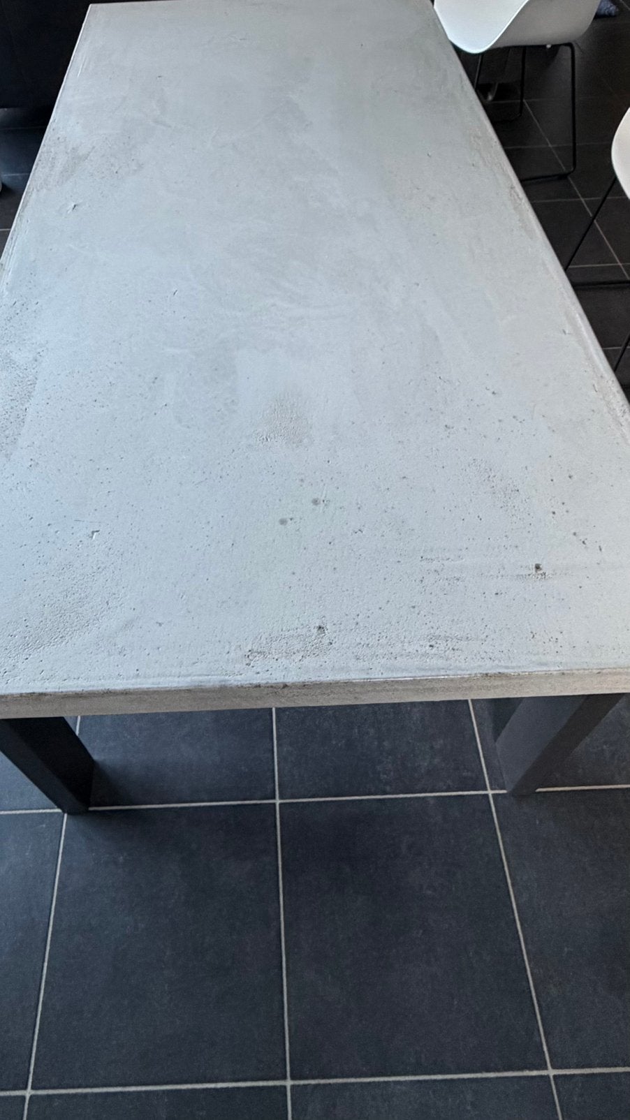 Lichtgrijze betonnen eettafel, Huis en Inrichting, Ophalen, Zo goed als nieuw