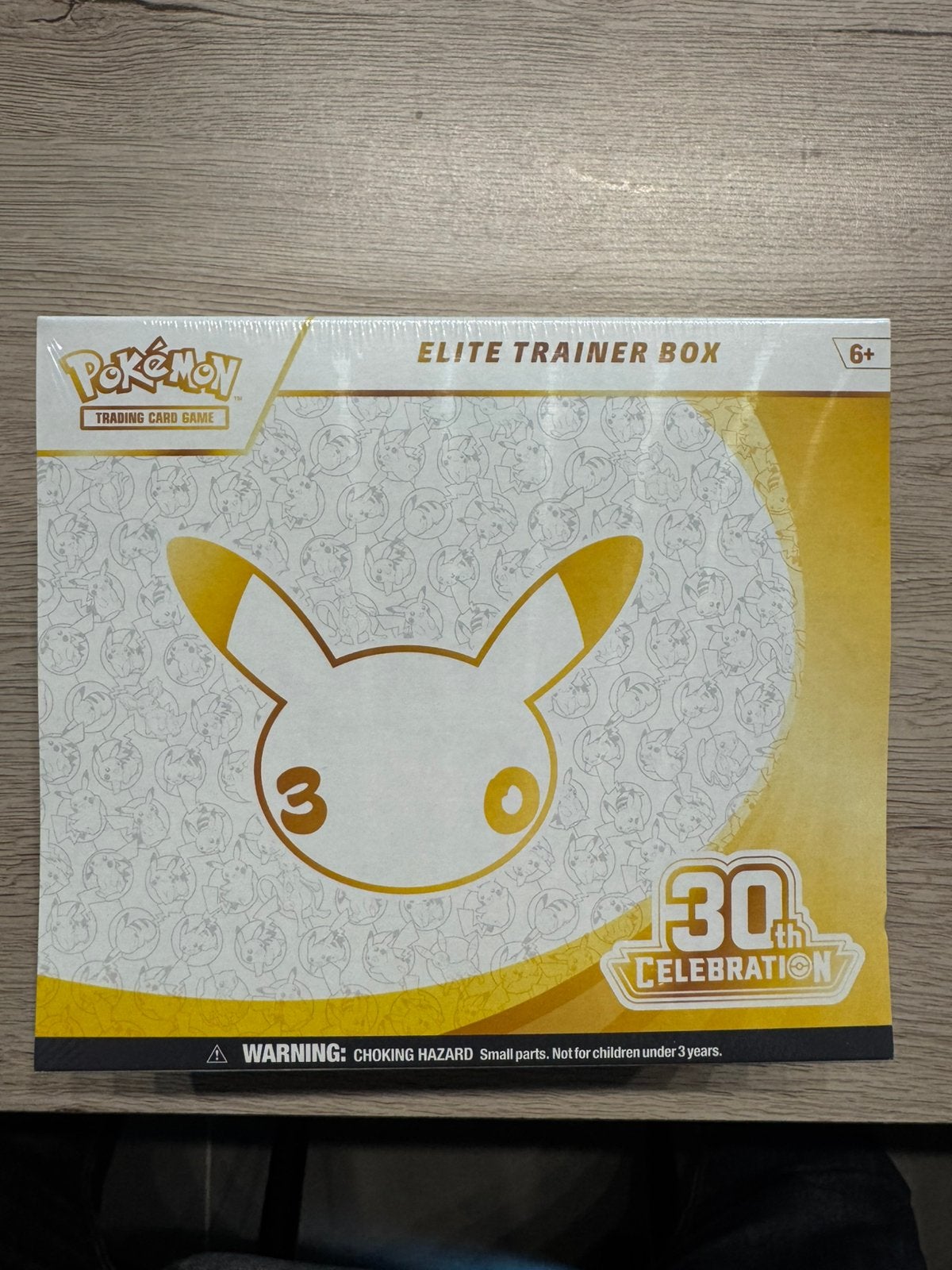 Pokemon 30th celebration elite trainer box, Hobby en Vrije tijd, Ophalen, Zo goed als nieuw