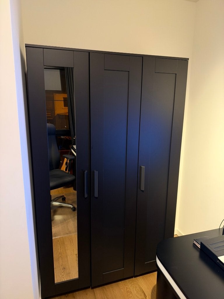 Armoire noire IKEA avec miroir et tringle, Maison & Meubles, 100 à 150 cm, Utilisé, Modern, Avec tiroir(s)