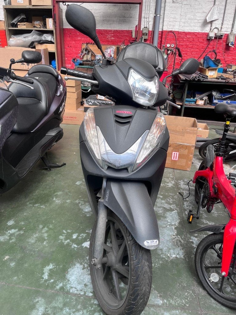 Scooter Honda SH300i (pour pièces détachées), Motos, Occasion, Particulier, Permis Moto A2 minimum, 12 à 35 kW