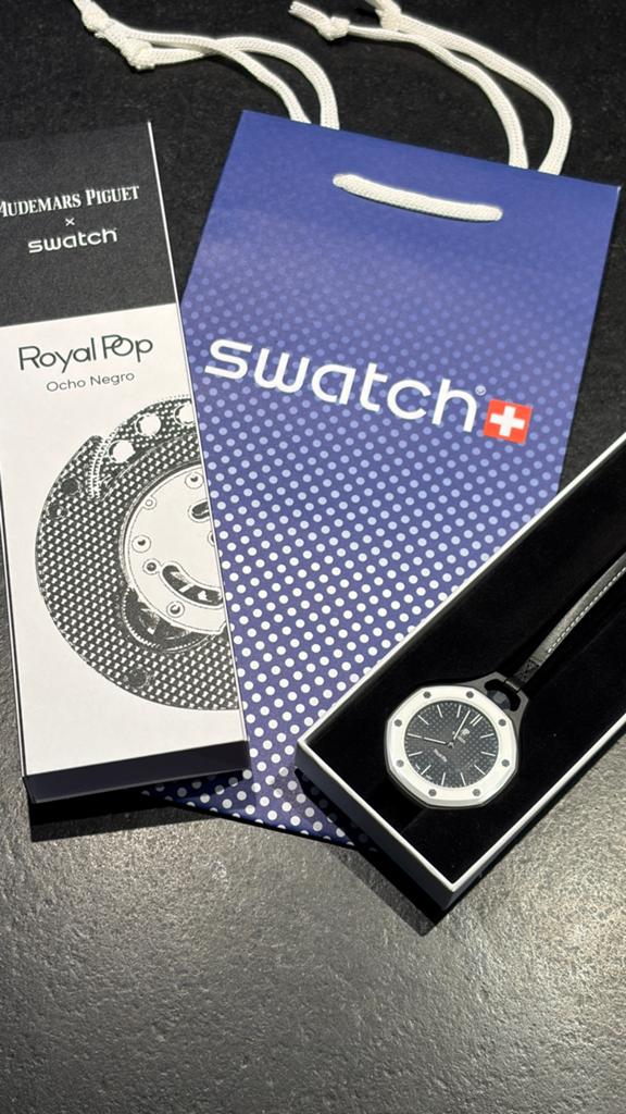 Audemars Piguet X Swatch Black, Bijoux, Sacs & Beauté, Enlèvement, Comme neuf, Swatch