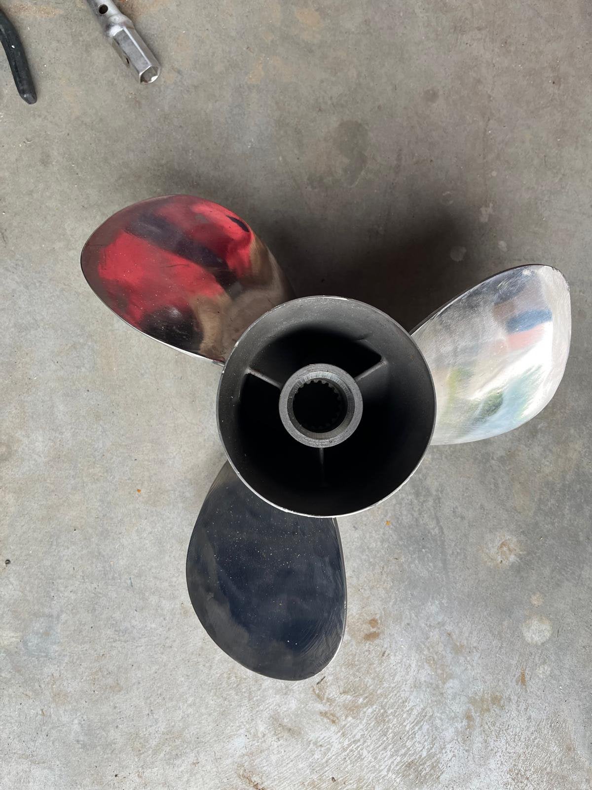 Quicksilver Bravo Three en acier inoxydable - Pitch 28, Enlèvement, Comme neuf