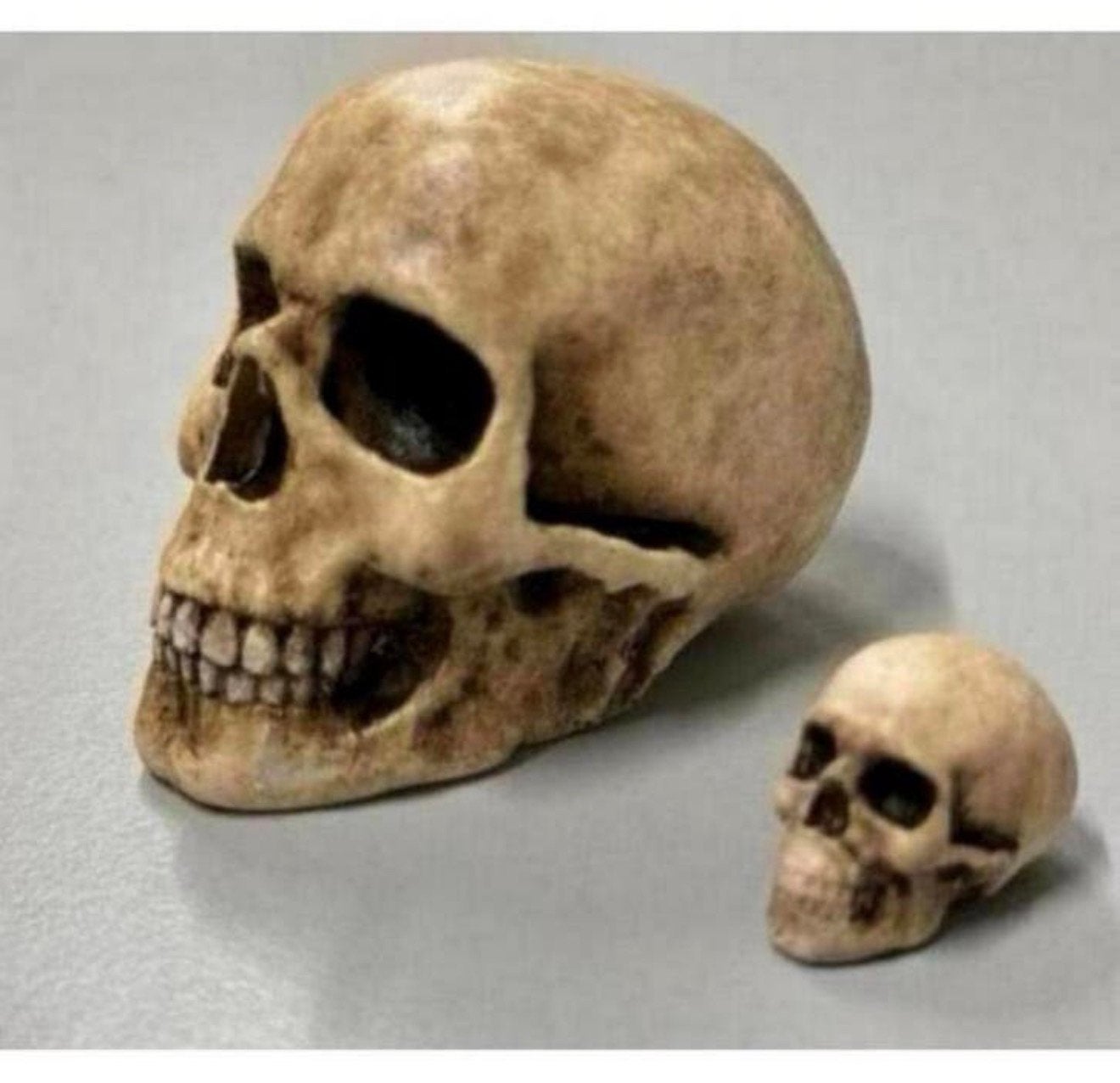 GOOD GUY SKULL fait main, 2 mini-figurines gothiques lot, Collections, Statues & Figurines, Comme neuf, Humain, Enlèvement ou Envoi