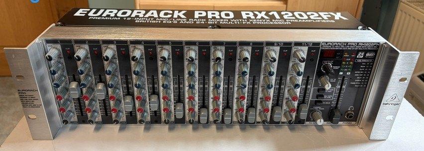 Mixeur Behringer RX1202FX - 12 canaux en rack, Enlèvement ou Envoi, Comme neuf, 10 à 20 canaux