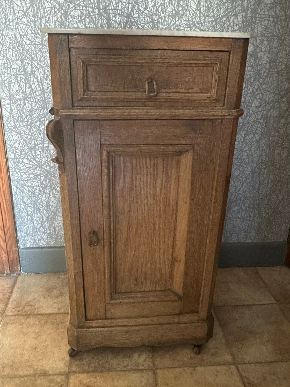 Ancienne table de chevet, Enlèvement