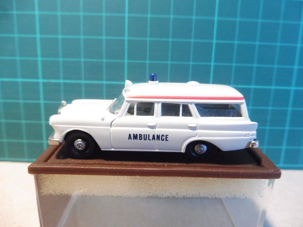 1:87 Brekina Mercedes 190 Kombi W110 Universal '65 Ambulance, Enlèvement ou Envoi, Comme neuf, Voiture, Brekina