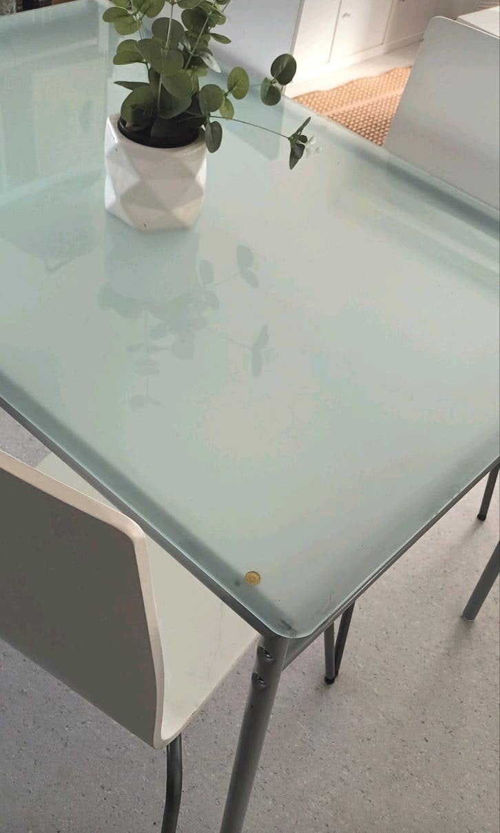 🟣🪻Dispo table rectangulaire en verre 4 chaises blanches, Enlèvement, Utilisé, Rectangulaire, Métal