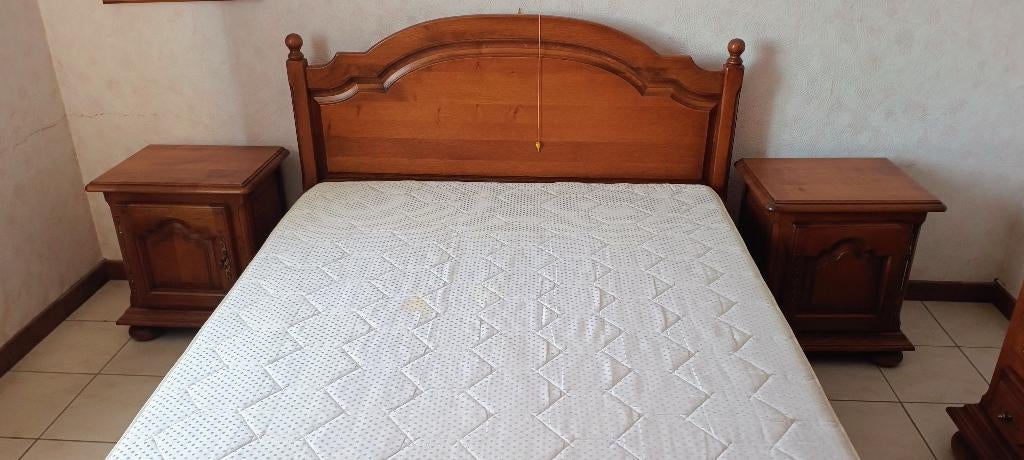 Chambre rustique : tables de chevet, commode et armoire, Enlèvement, Comme neuf, Deux personnes, Rustiek