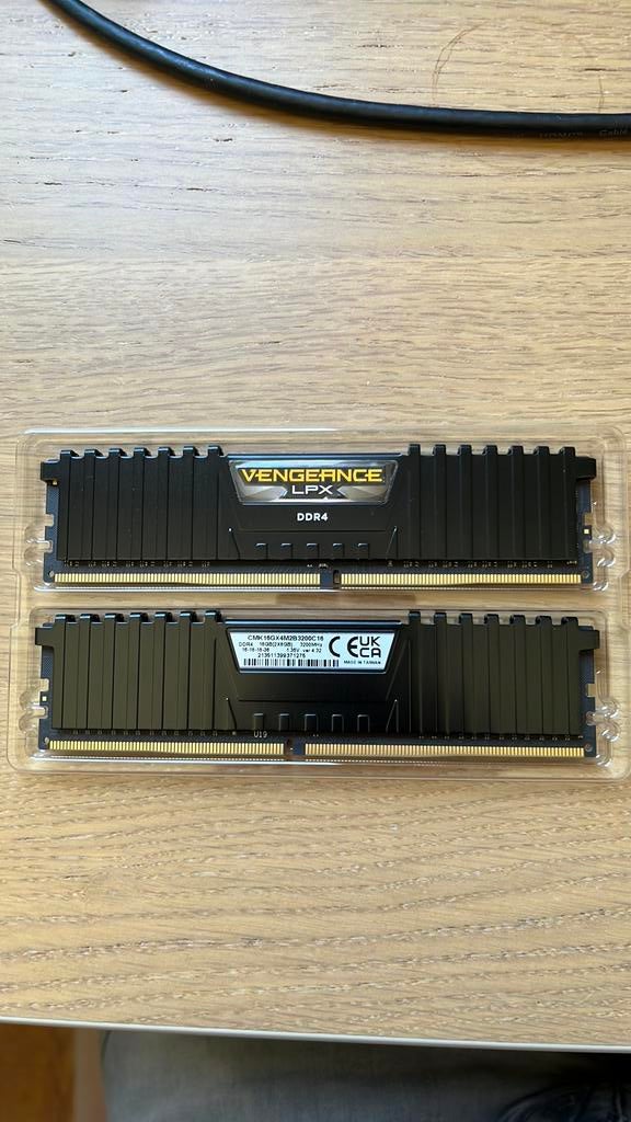 Corsair 2x8GB DDR4 3200MHz, Ophalen, DDR4, Zo goed als nieuw, Desktop