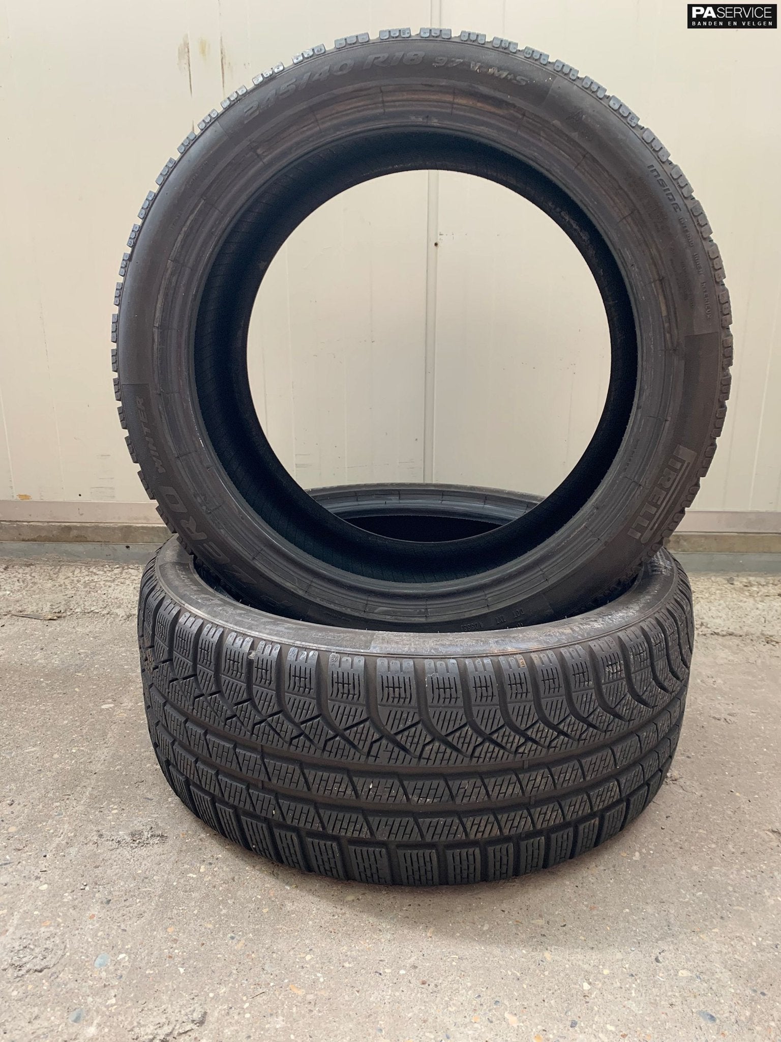 2x Pirelli 245 45 18 Winterbanden met 6.4 mm, Auto-onderdelen, 18 inch, -, -, Banden en Velgen