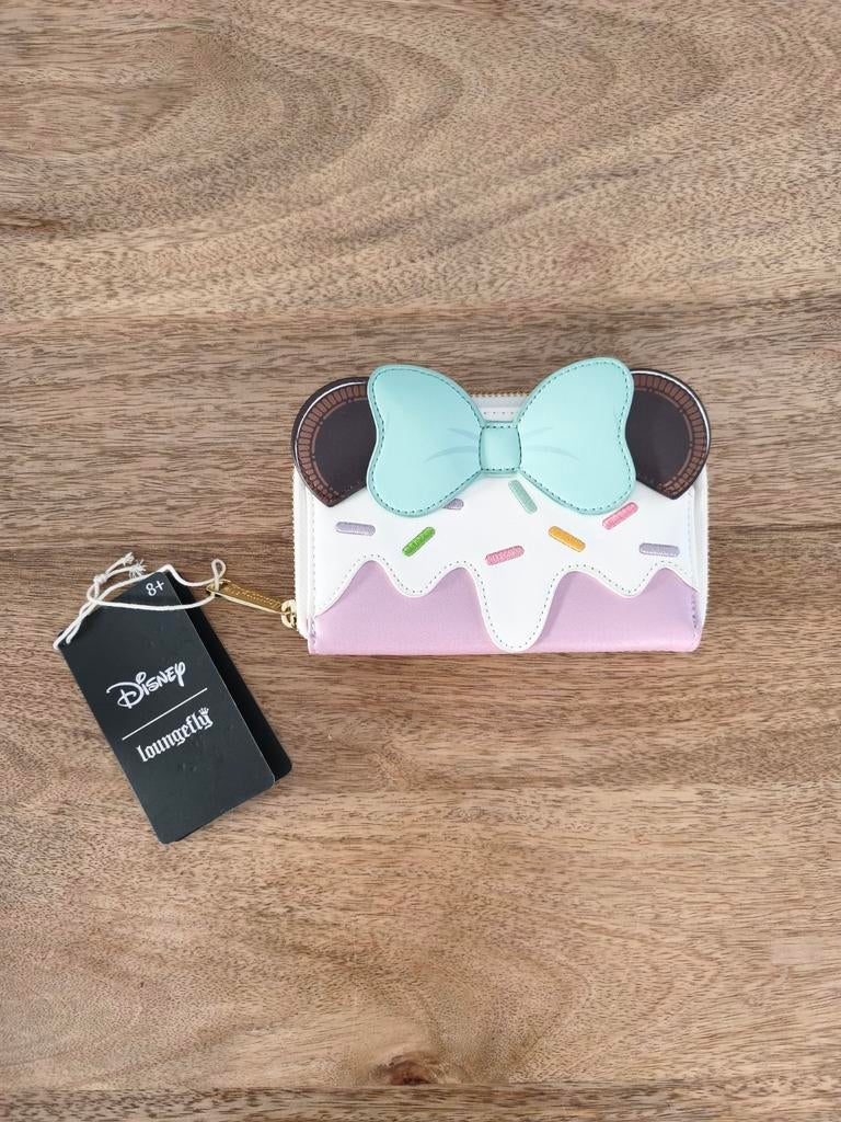 Loungefly : Ice Minnie Wallet, Bijoux, Sacs & Beauté, Beauté | Cosmétiques & Maquillage, Enlèvement ou Envoi