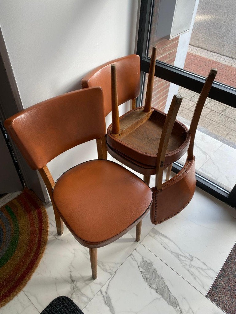 Drie oranje/bruine cafestoelen, Huis en Inrichting, Ophalen, Gebruikt, Cafestoel, Hout