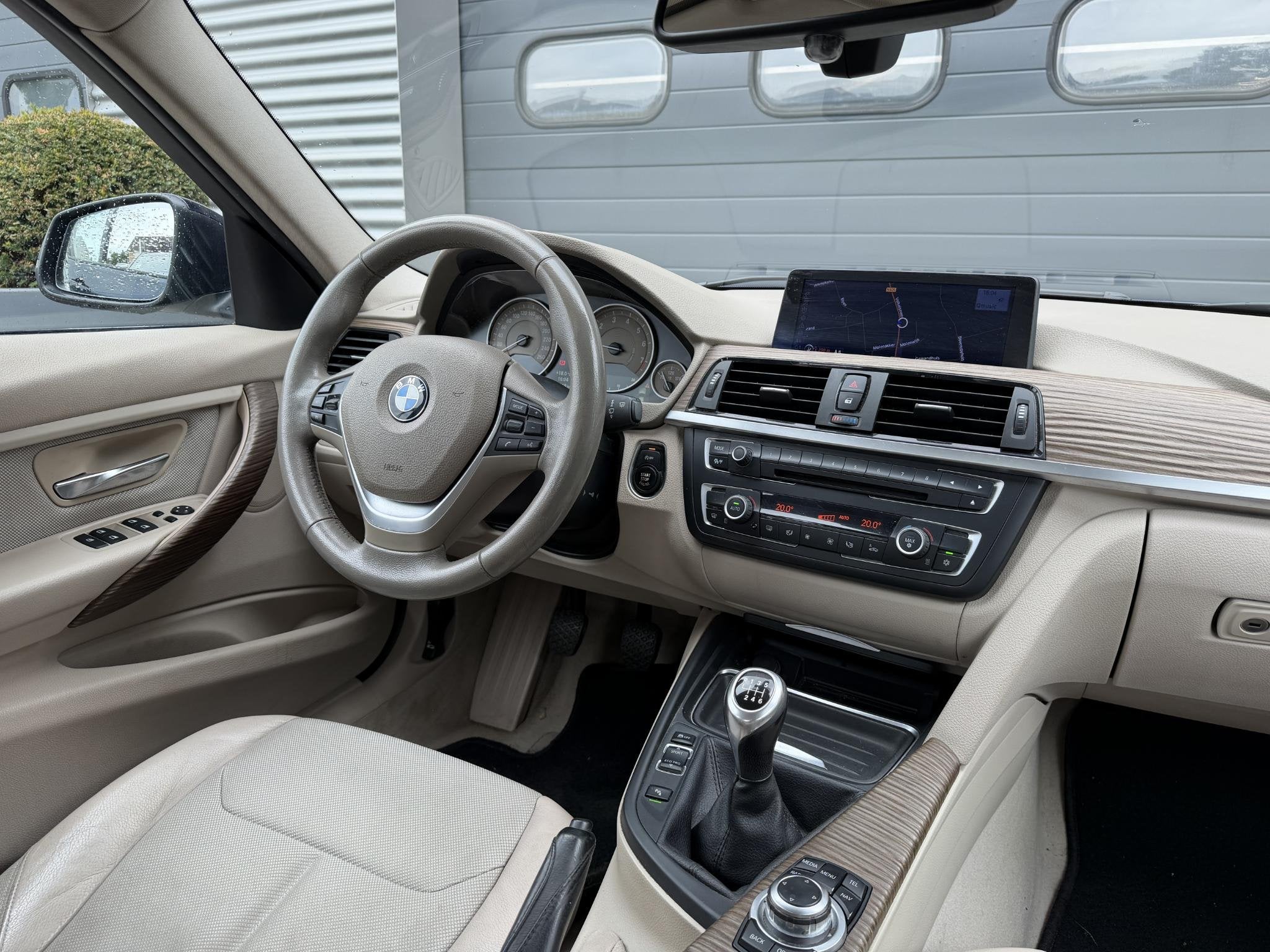 BMW 3-serie 320i High Executive | Camera | Navigatie | Leder, 4 deurs, Gebruikt, Blauw, 184 pk