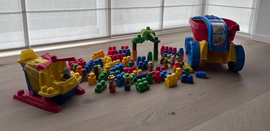 Set Mega Bloks trekwagen, helikopter en blokken, Kinderen en Baby's, Speelgoed | Bouwstenen, Ophalen, Zo goed als nieuw, Megabloks