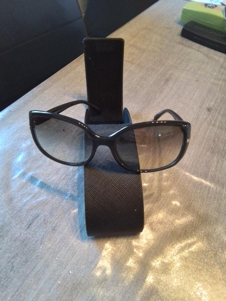 Lunettes de soleil de marque Prada, Comme neuf, Lunettes, Noir, Prada
