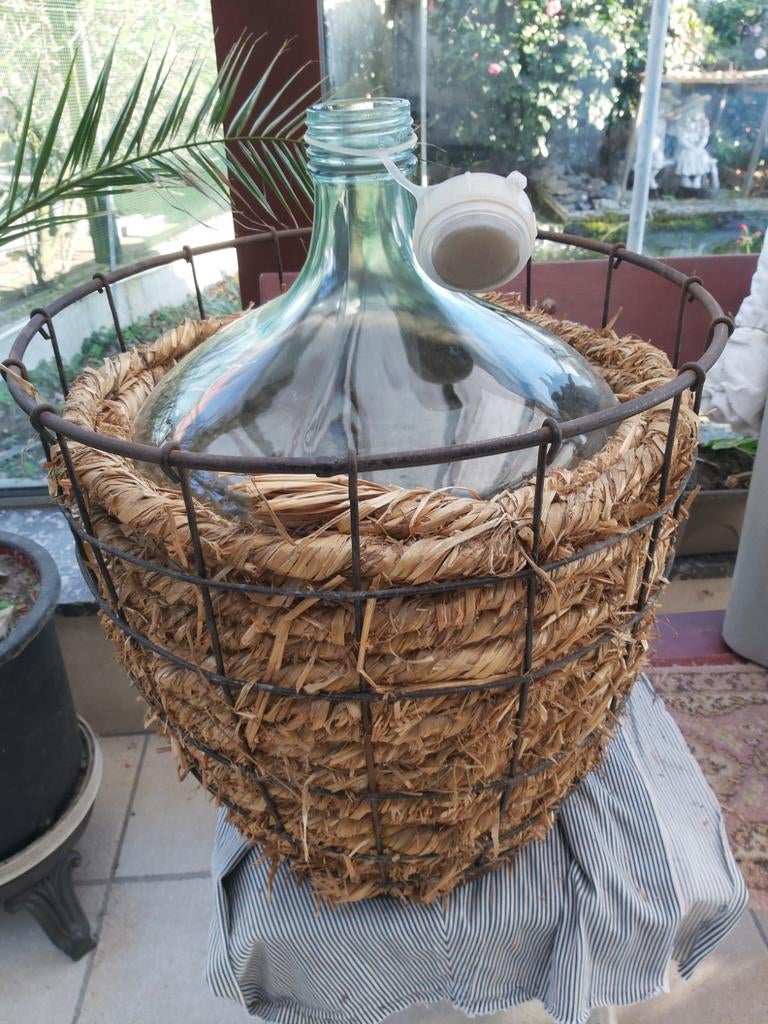 Dame jeanne in bescherm mand, Huis en Inrichting, Woonaccessoires | Schalen en Manden, Ophalen, Mand