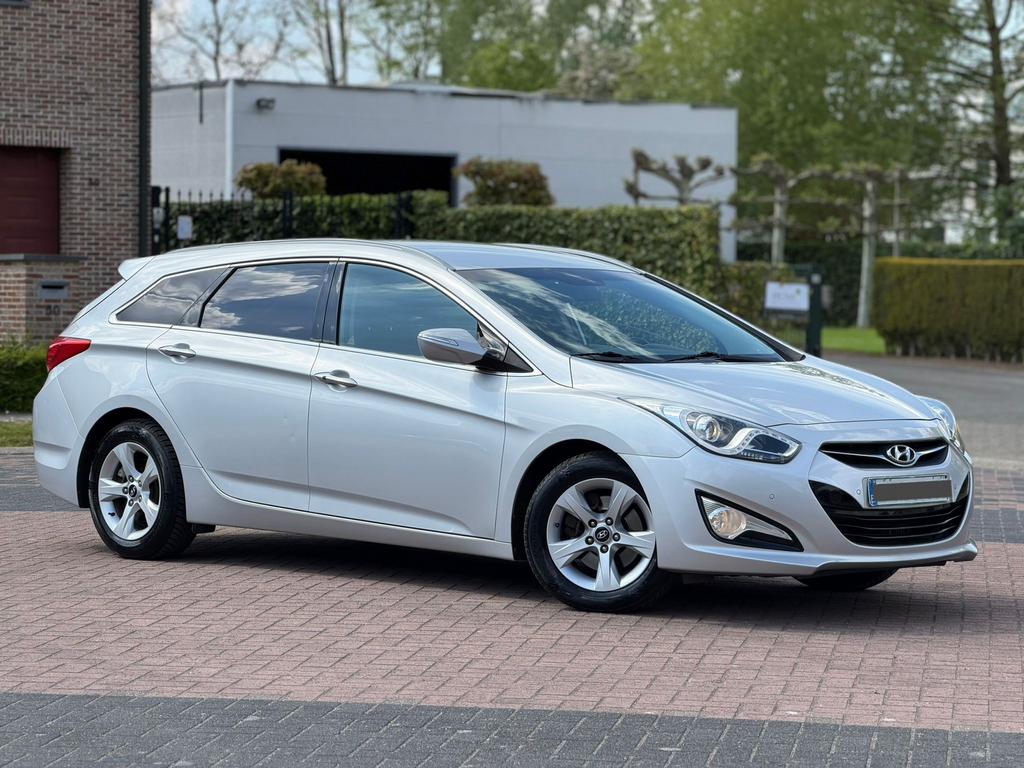 Hyundai i40 1.7 CRDi van het jaar 12/2011 Slechts 78.000Km's, Euro 5, Navigatiesysteem, Zwart, Wit