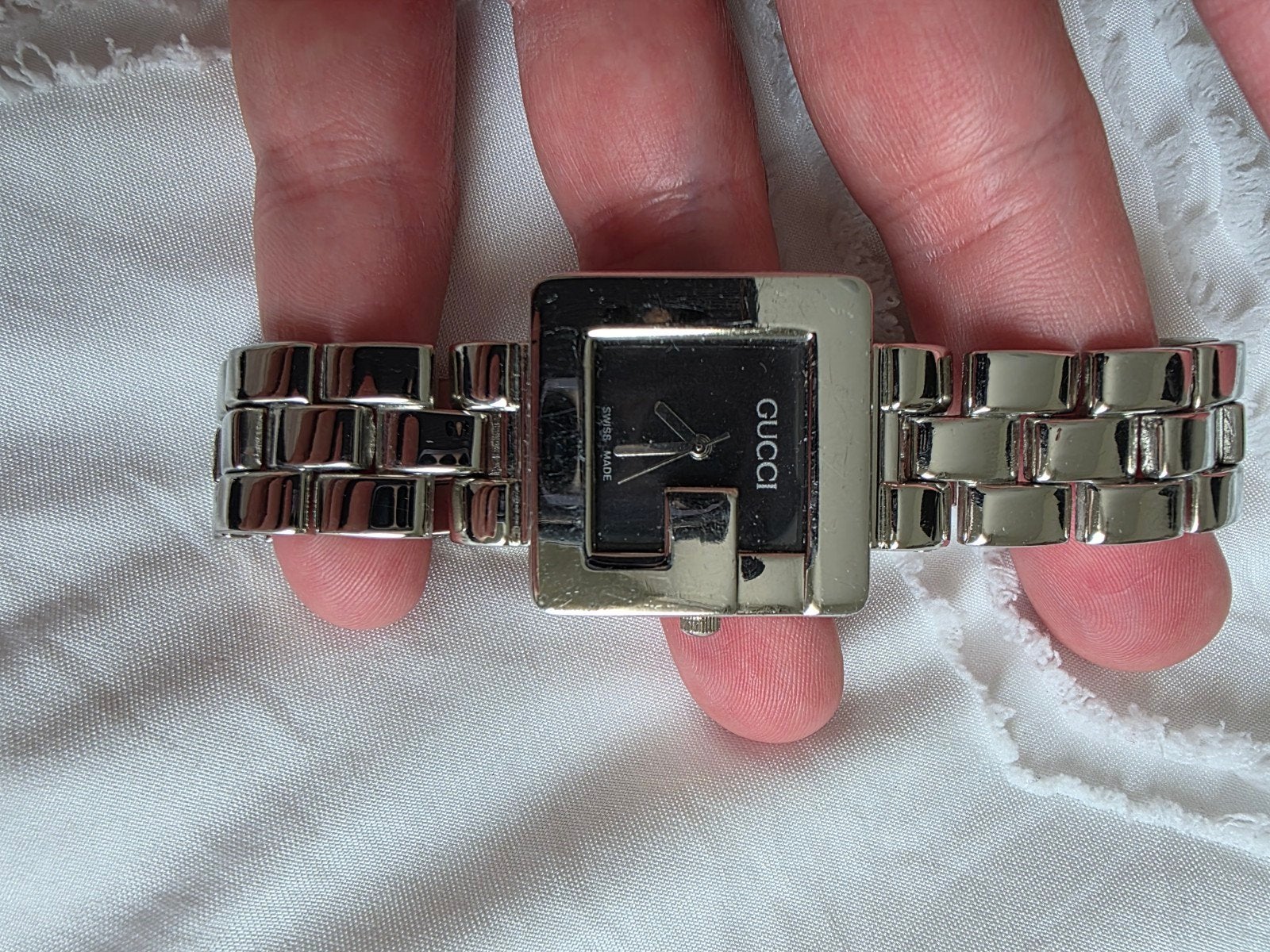 2 montres Gucci, Bijoux, Sacs & Beauté, Enlèvement ou Envoi, Fer ou Acier, Utilisé, Femme