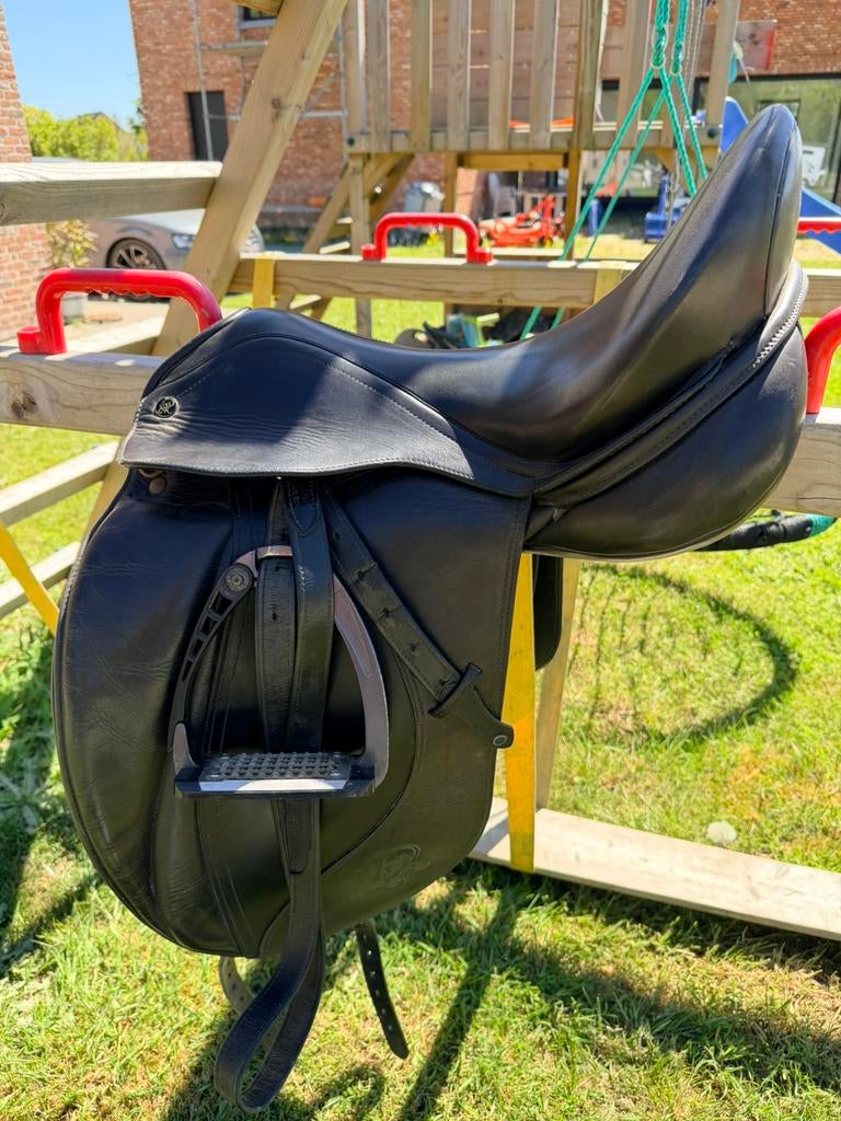 MacRider dressuurzadel zeer goede staat 17,5 inch, Animaux & Accessoires, Chevaux & Poneys | Selles, Enlèvement, Comme neuf