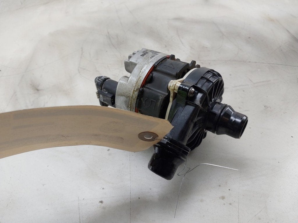 POMPE A EAU BMW X5 (G05) (01-2018/03-2023), Utilisé, BMW, Petuelring 130
80809  München, DE, Bayerische Motoren Werke AG