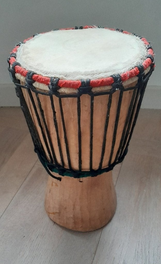 Handgemaakte houten djembe drum - Afrika, Muziek en Instrumenten, Ophalen of Verzenden, Gebruikt