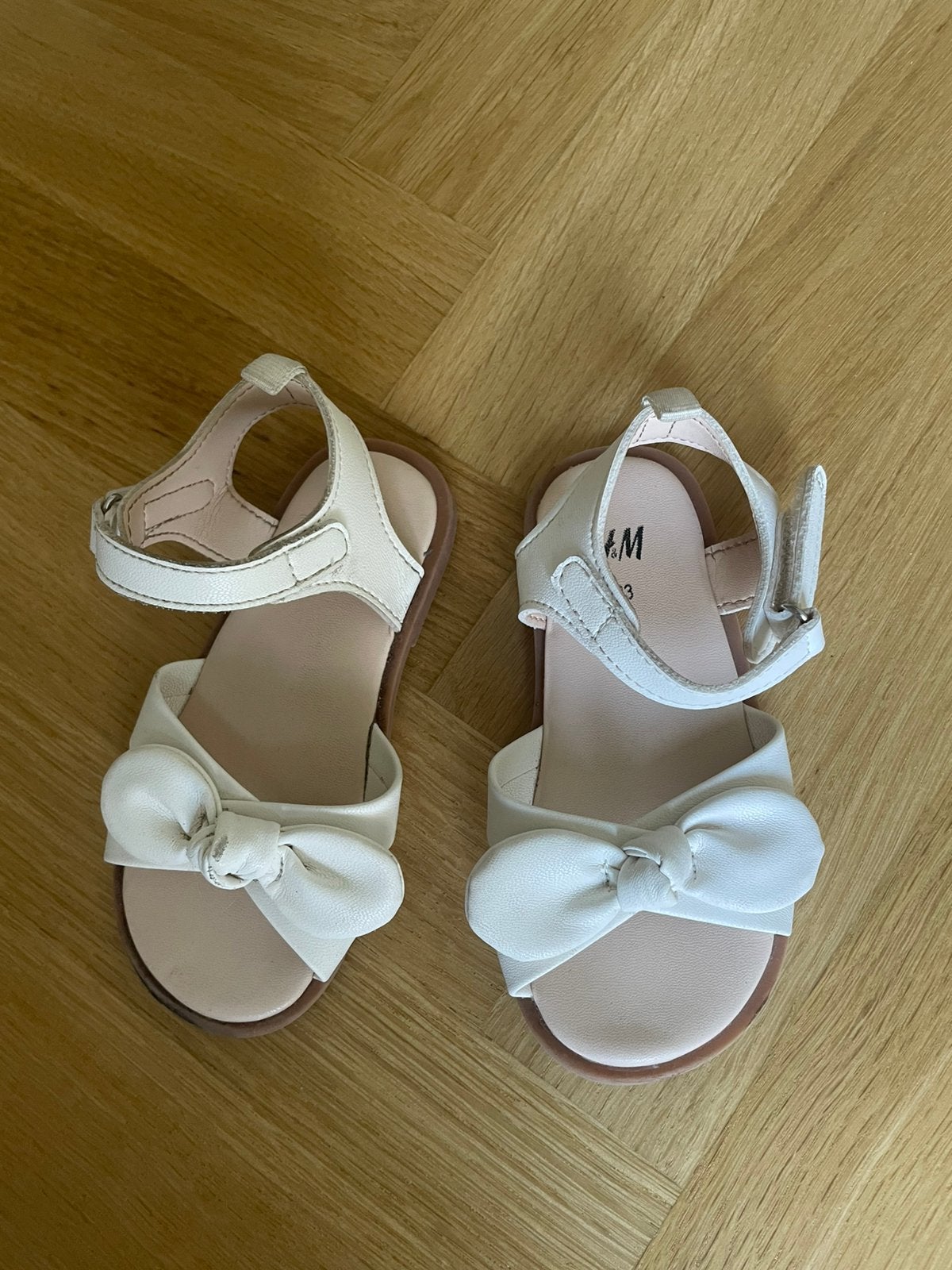 Sandales à nœud blanc pour fille – H&M (très bon état), Enfants & Bébés, Vêtements de bébé | Chaussures & Chaussettes, Enlèvement