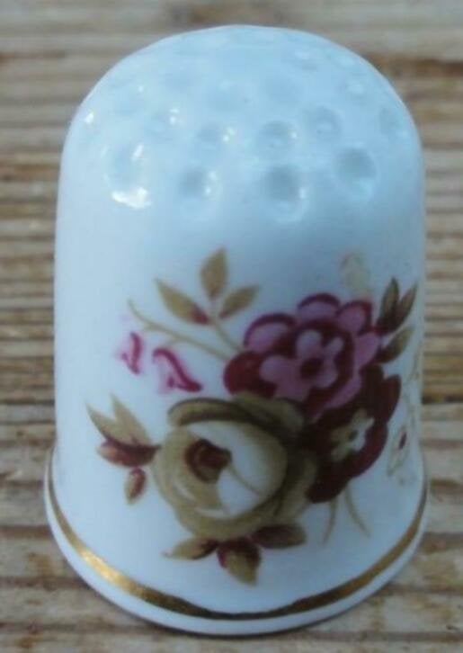 Porseleinen vingerhoedje met bloemen, Verzamelen, -, -, Ophalen of Verzenden, Zo goed als nieuw