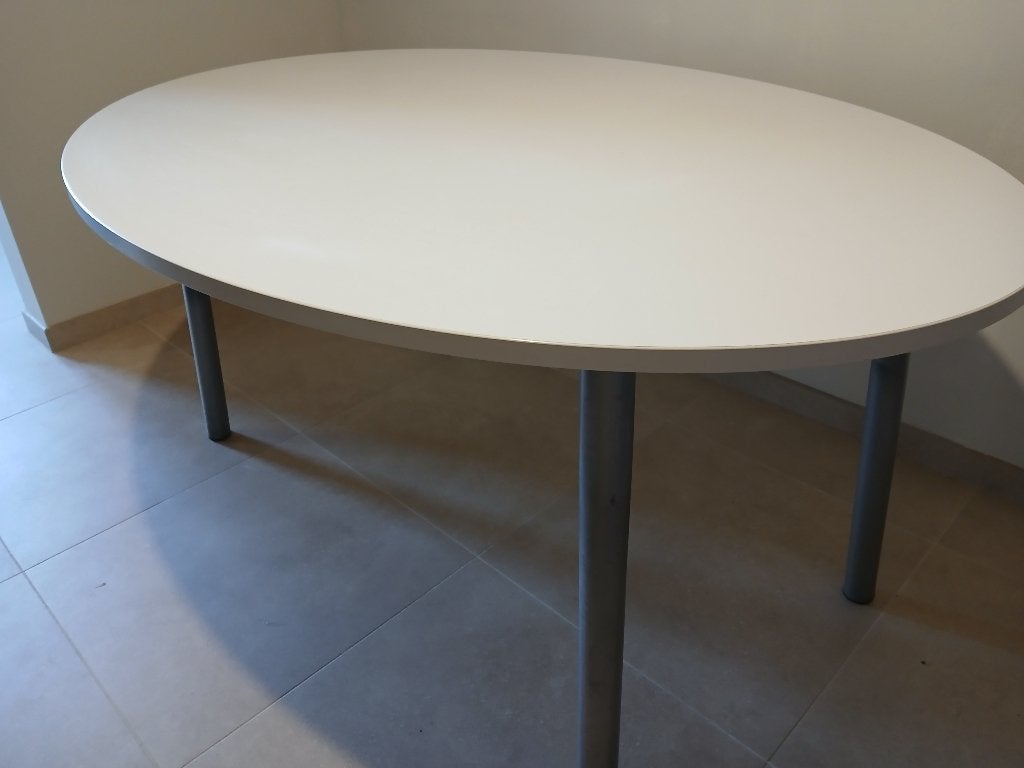 Witte ovale tafel met grijze poten, 100 tot 150 cm, Zo goed als nieuw, Vijf personen of meer, 150 tot 200 cm